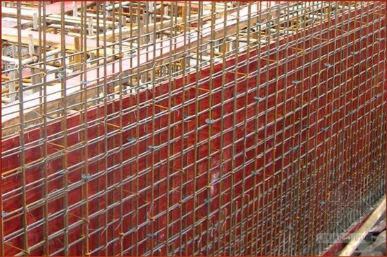 竖向钢筋采用卡具式塑料垫块定位