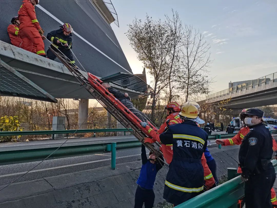 湖北鄂州500米长高架桥面侧翻导致3死4伤！事发段为“独柱墩”，事发时三辆货车同向行驶